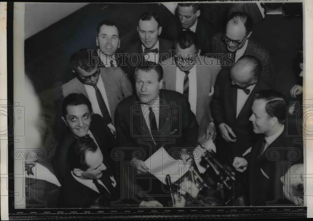 1960 Press Photo Nelson Rockefeller with Reporters in New York - nef34473