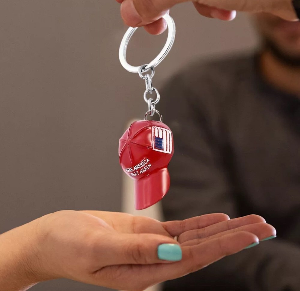 MAGA HAT KEYCHAIN DONALD TRUMP 2025