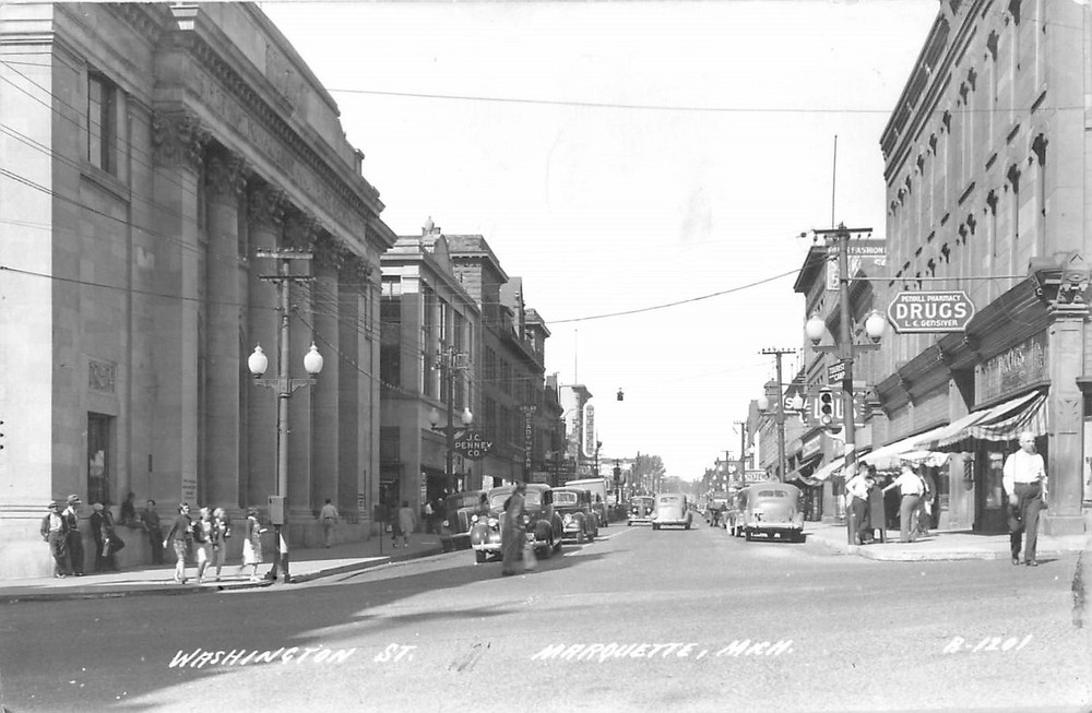 1947 Marquette Michigan Washington Street autos people RPPC Postcard 25-9192