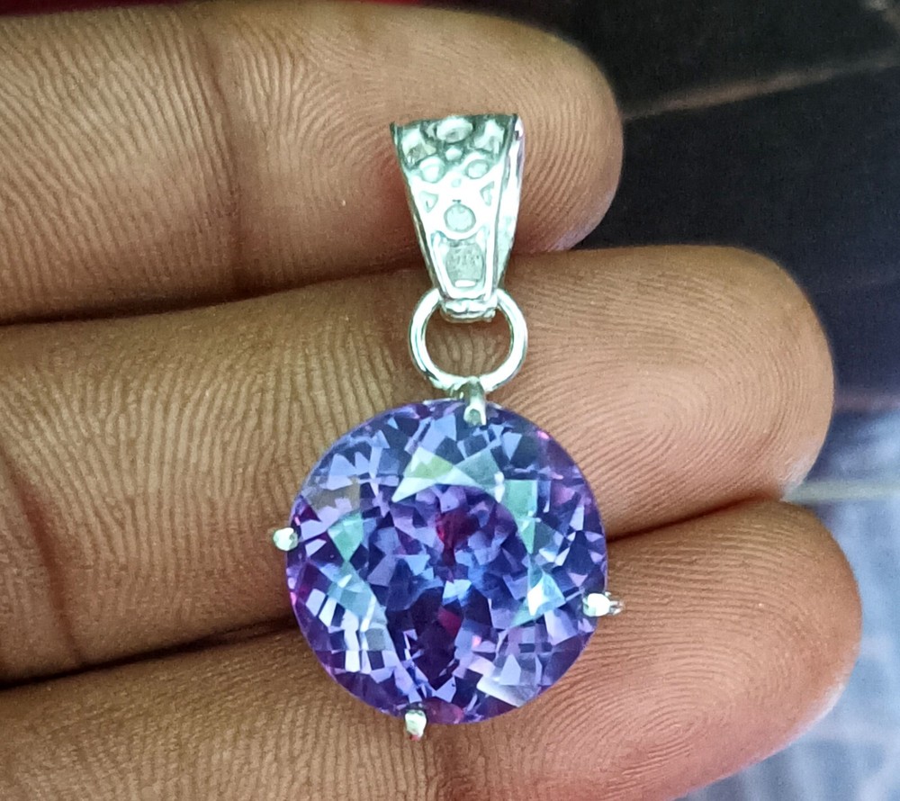 Natural Alexandrite Bi-Color Gemstone Pendant in 925 Sterling Silver 36.65Ct