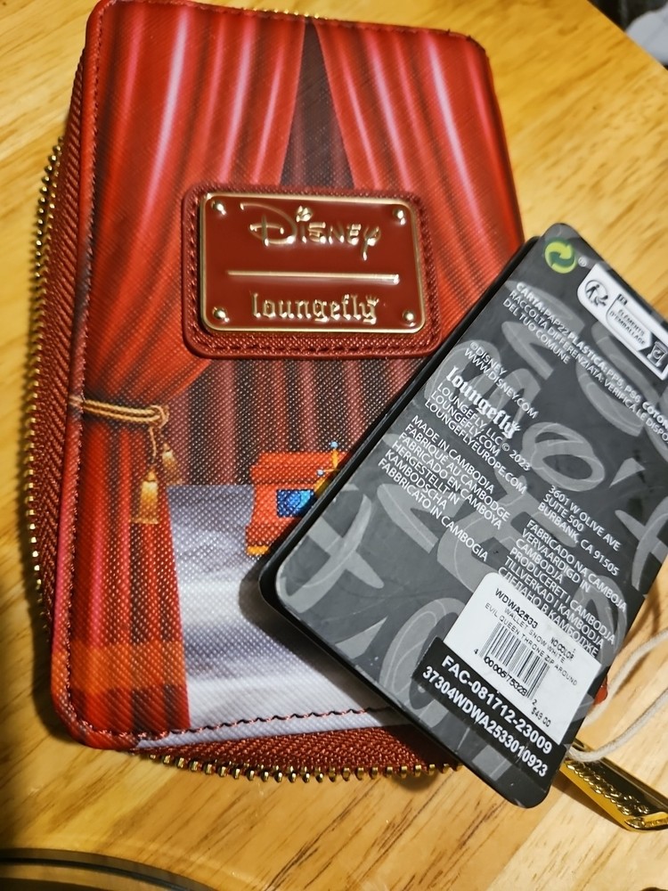 LOUNGEFLY Disney Snow White EVIL QUEEN THRONE Zip Wallet NEW WITH TAGS