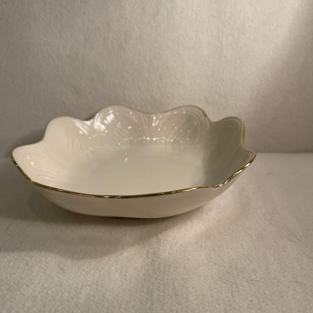 Lenox China SAYBROOKE Scalloped Serving Candy Bowl Gold Trim 7.5