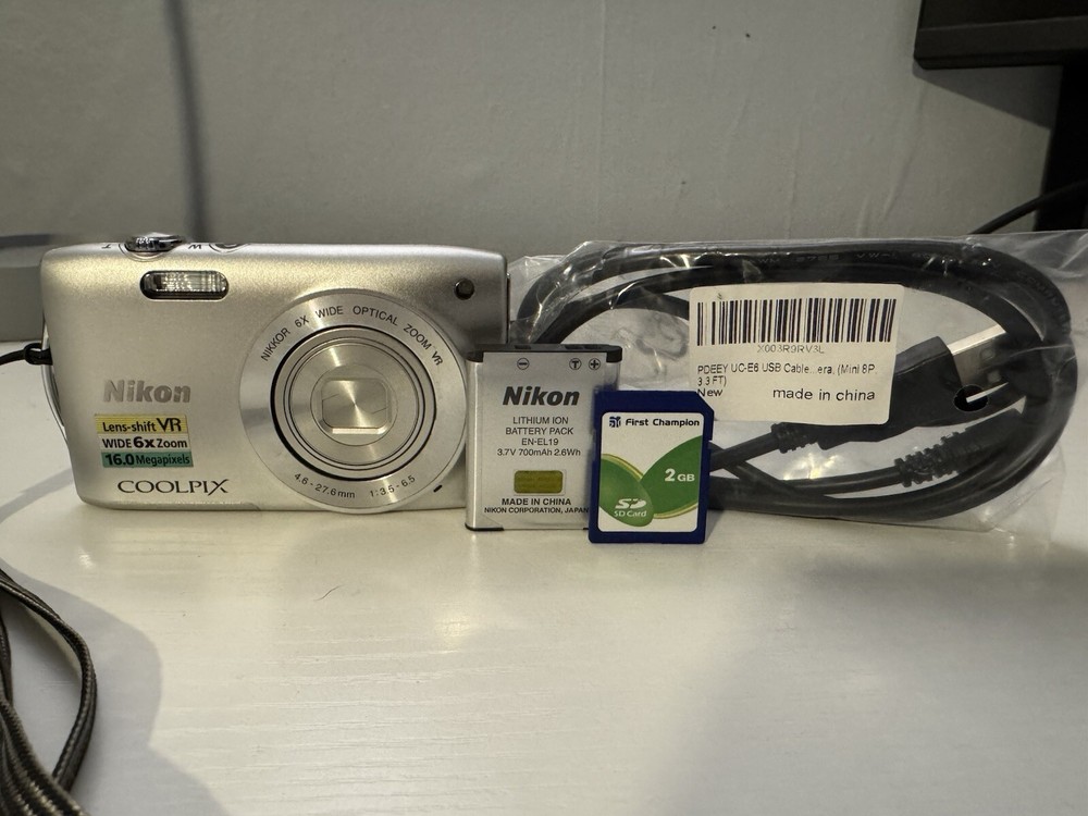 Nikon COOLPIX S3300 16.0 MP Digital Camera TESTED  w/ Charger & 2GB Memory Card