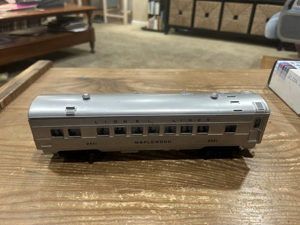 Lionel Postwar 2421 Lighted MAPLEWOOD Passenger Coil Couplers Black Letters OB