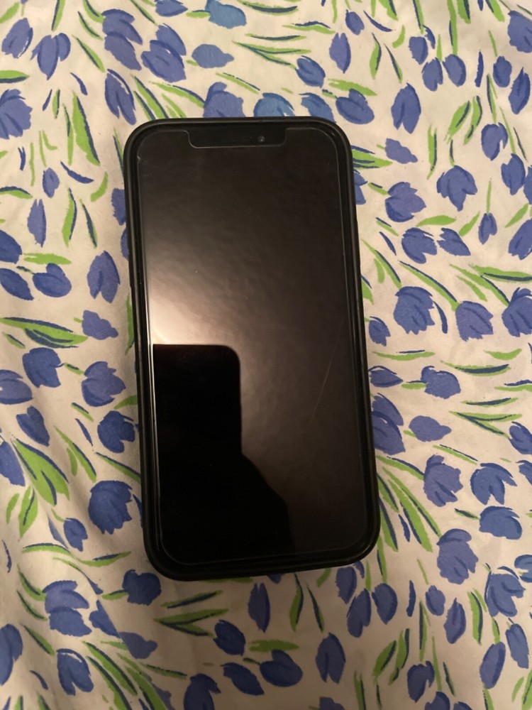 Unlocked Apple iPhone XR 64GB with Free TikTok & Wireless Charger