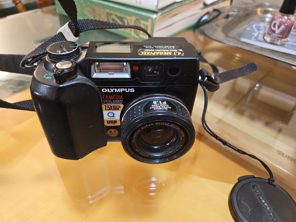 Olympus CAMEDIA C-4040 4.1MP Digital Camera  TURNS ON CORRODED BATTERY CHAMBER
