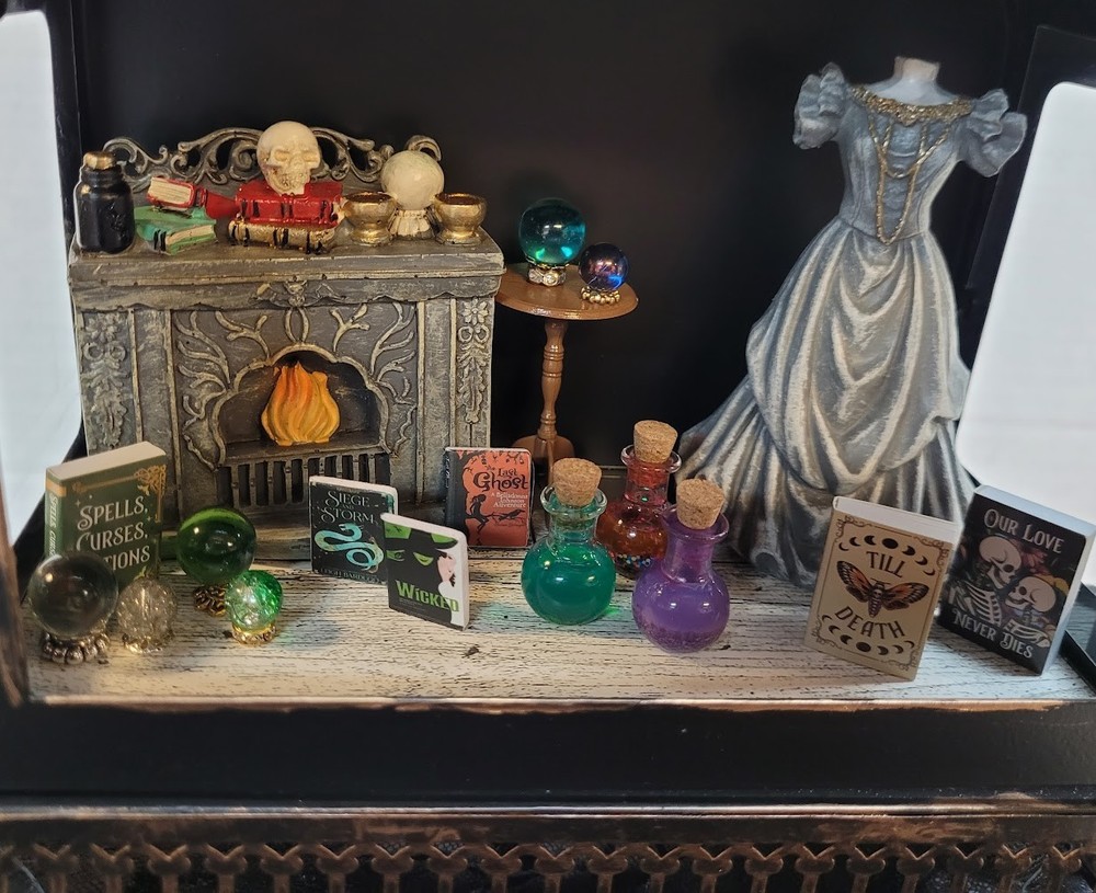 Miniature 1:12 Scale Halloween Gothic Dollhouse Accessories and Decorations II