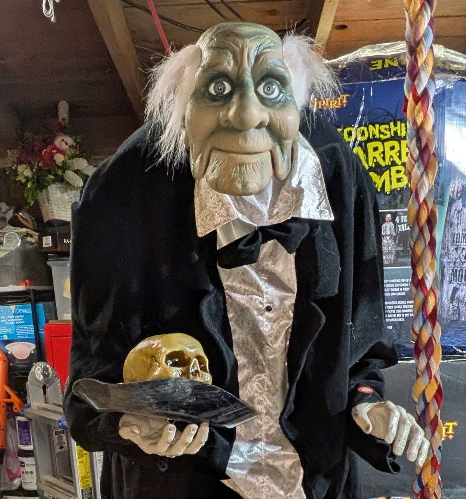 Igor The Greeter Spirit Halloween Gemmy Butler Animated  5' Prop Animatronic