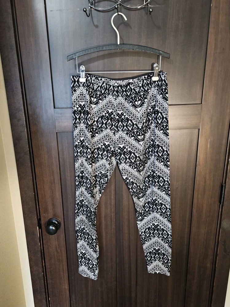 EUC Women's Buttery Soft Black & White  Chevron Leggings Size Large 11-13