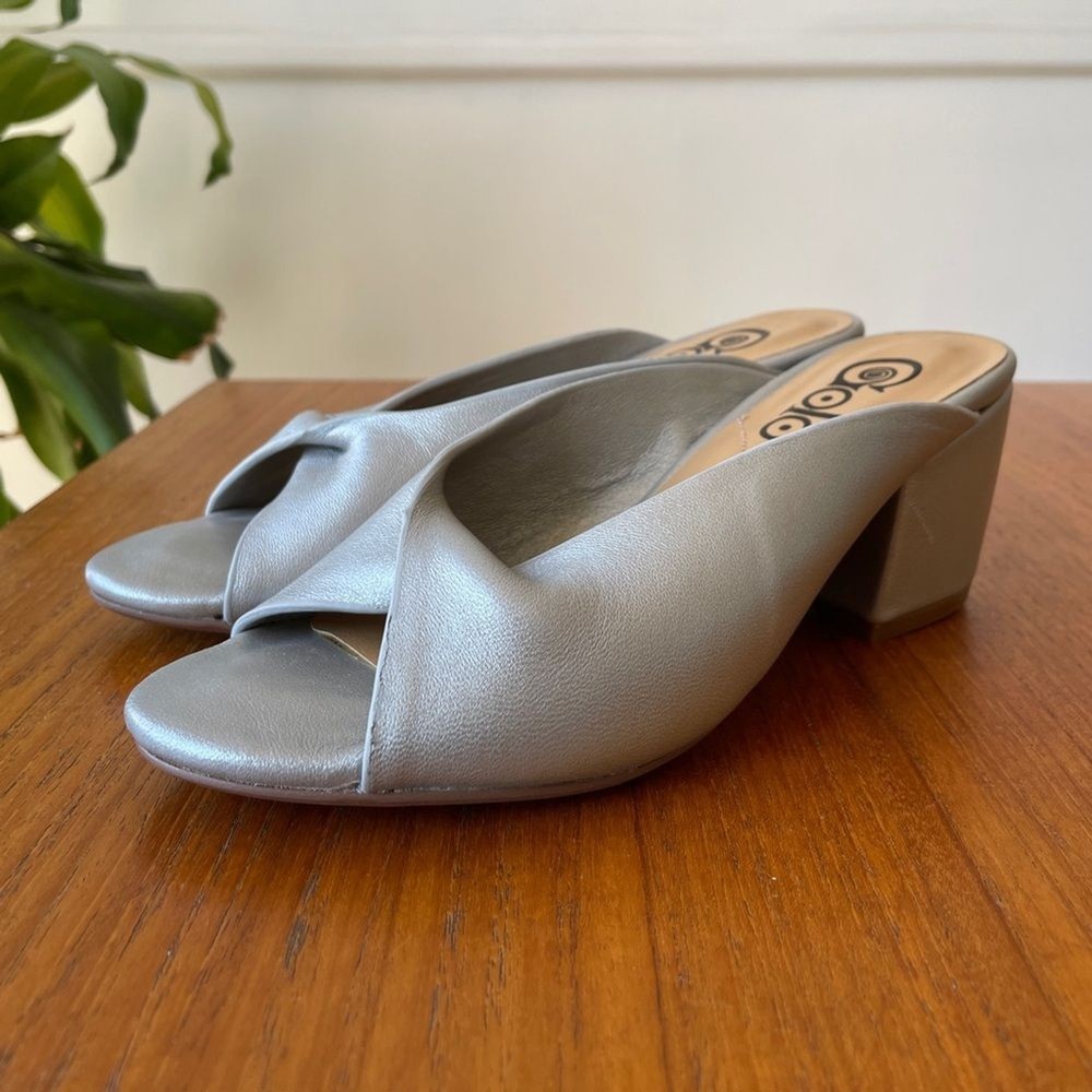 Golo Leather Twist Front Mallory Heels in Size 6.5