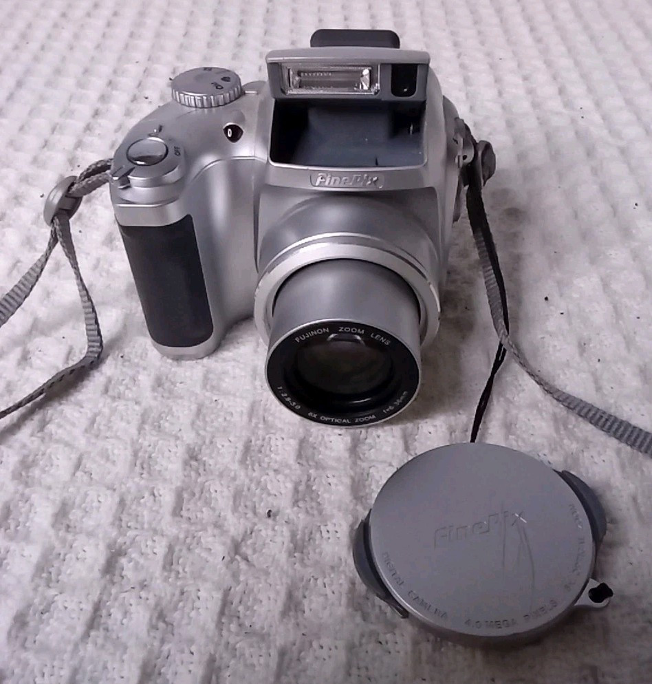 FujiFilm FinePix S3100 Digital Camera with Strap Tested and Working