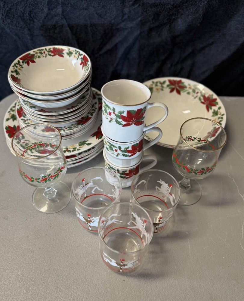 Gibson 21 Piece Dinnerware Set In The Christmas Holly Pattern
