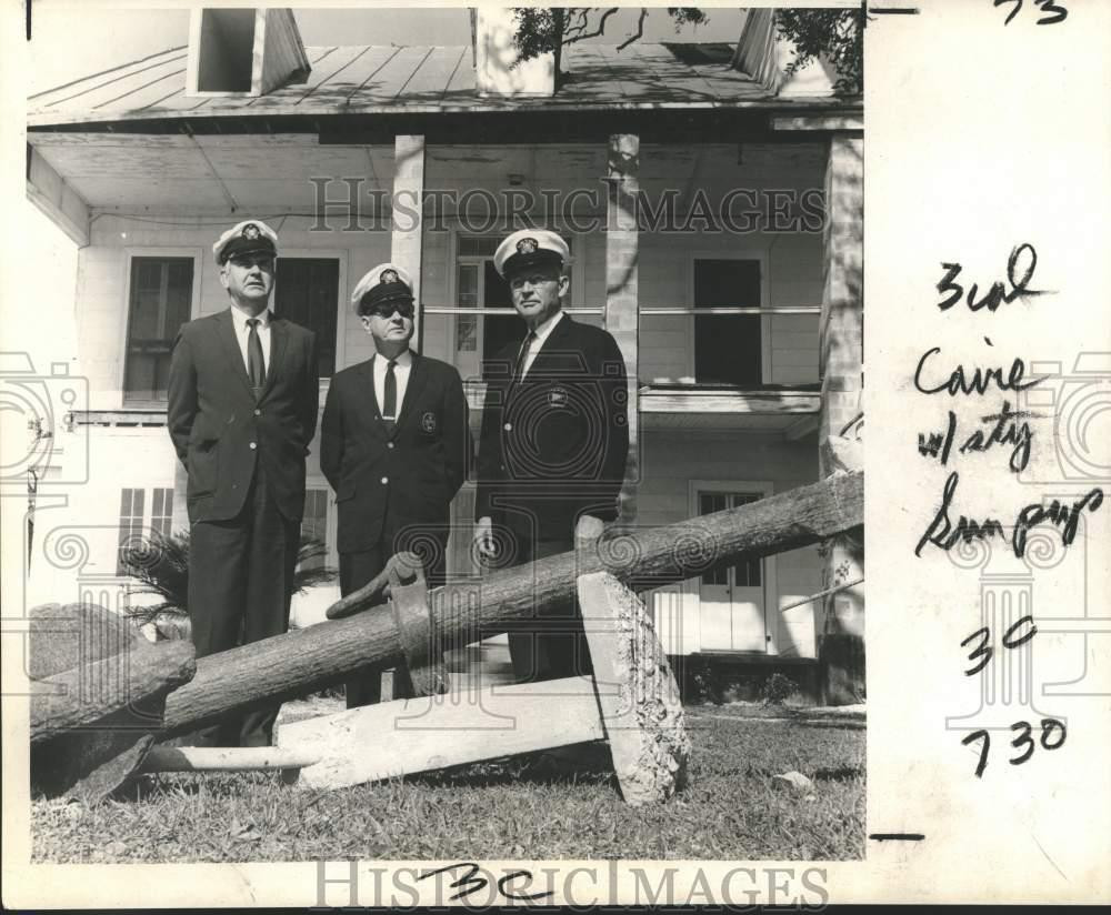 1969 Press Photo Officers of the Pass Christian Yacht Club stand at Clubhouse