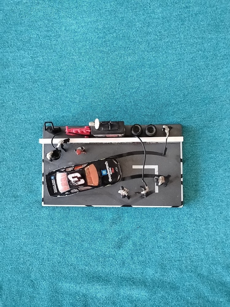 Dale Earnhardt SR Goodwrench Diecast Car And Pit Crew Set