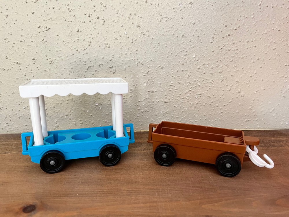 Vintage 1984 Fisher Price Little People Zoo Train Tram Flatbed Covered cars
