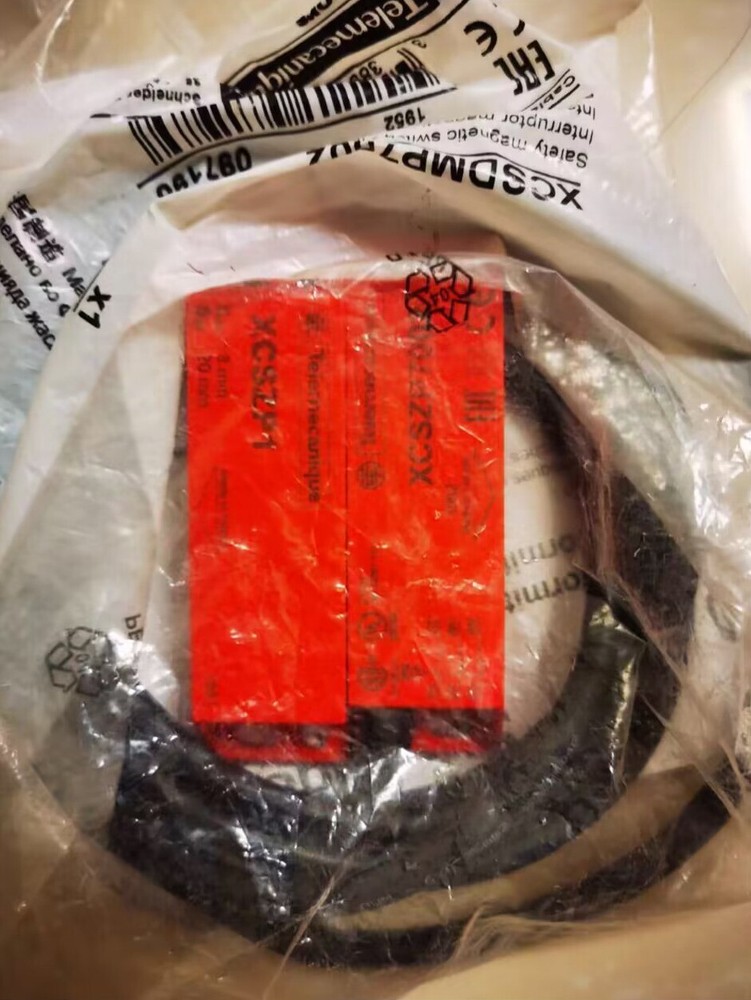 1Pcs   Safety Magnetic Switch XCSDMP7002 (XCSZP7002+XCSZP1)