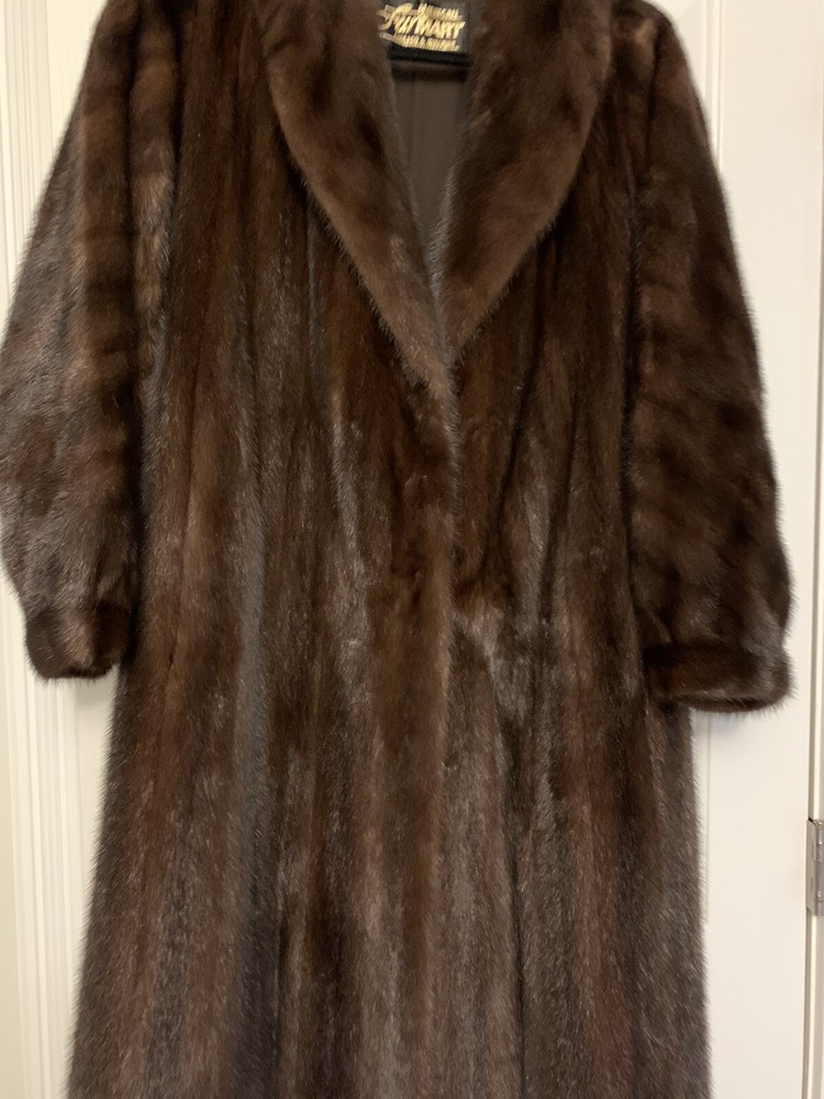 Luxurious Full-Length Women's Mink Fur Coat-image