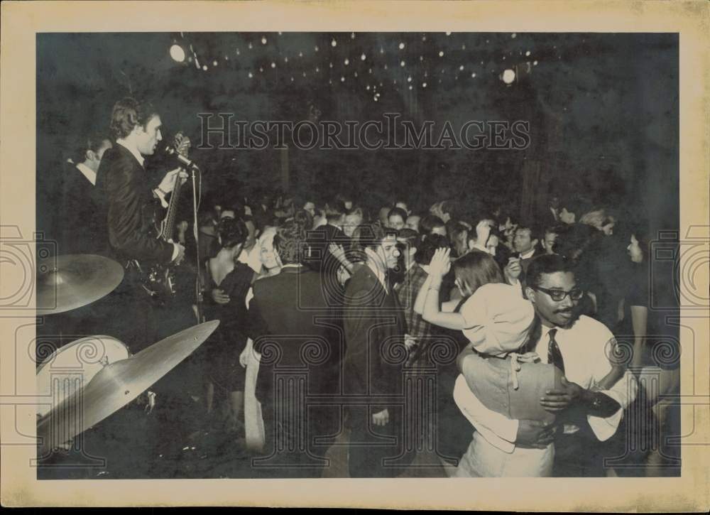1965 Press Photo Rock Band Playing For Well-Dressed Dancing Couples In Nightclub