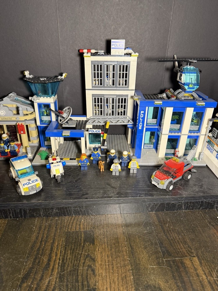 LEGO CITY Police Station Building Set 60047 with Minifigures