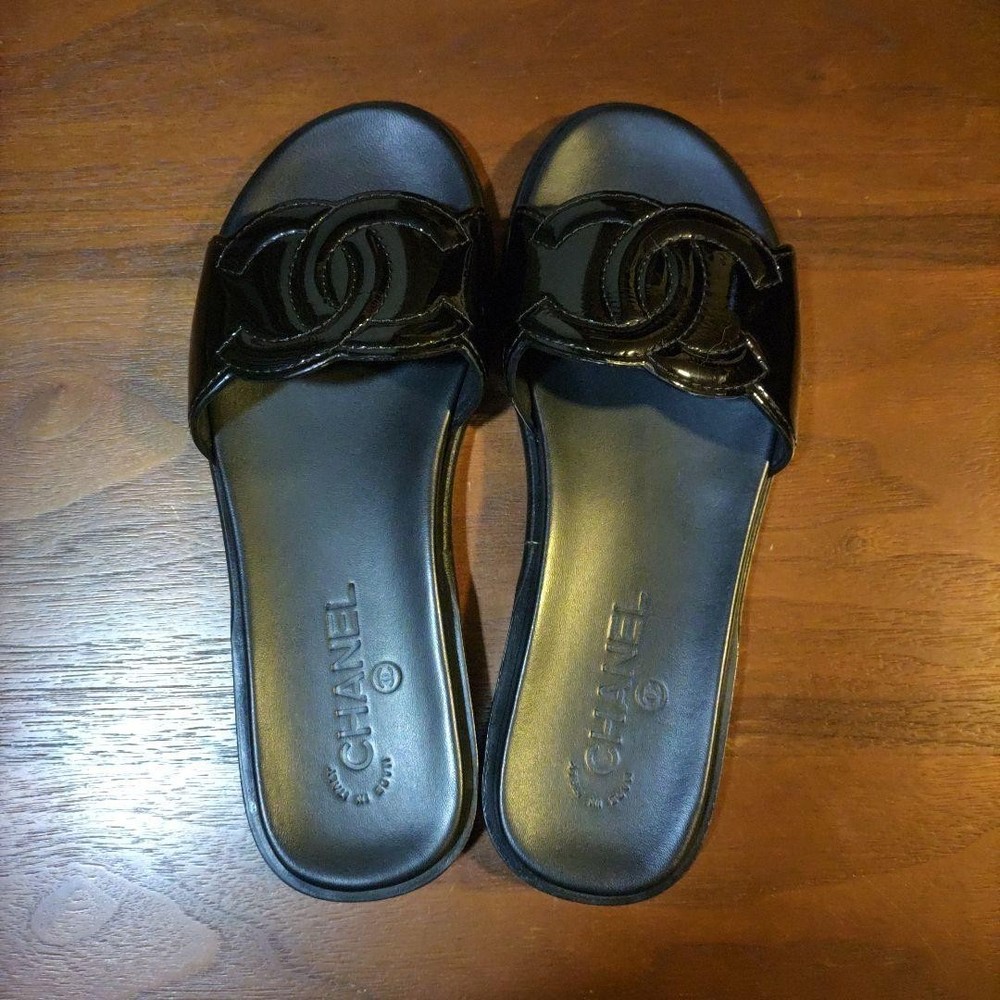 Chanel Black Flat Sandals with Coco Mark Size 37 US Womens Preowned Excellent Condition