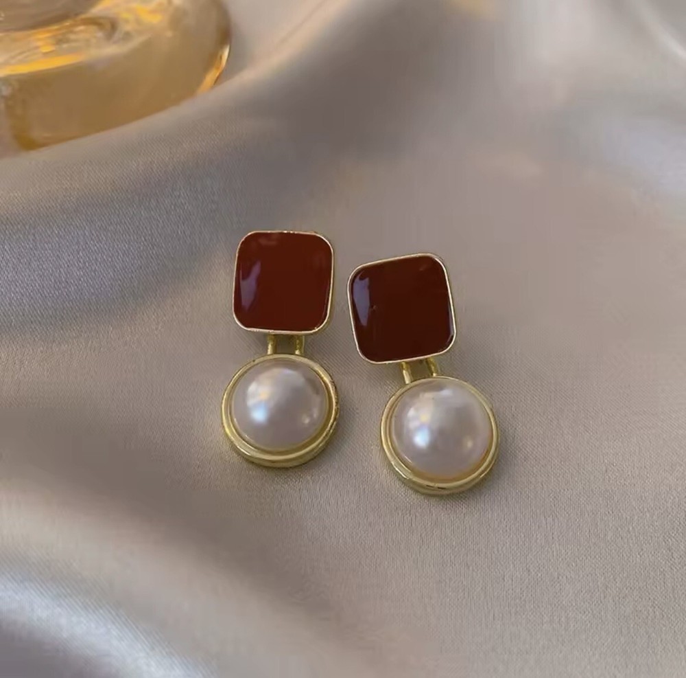 Stylish women's earrings for every occasion