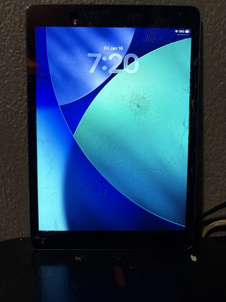 Apple iPad 9th Generation 10.2-inch 64GB Space Gray (Shattered screen)