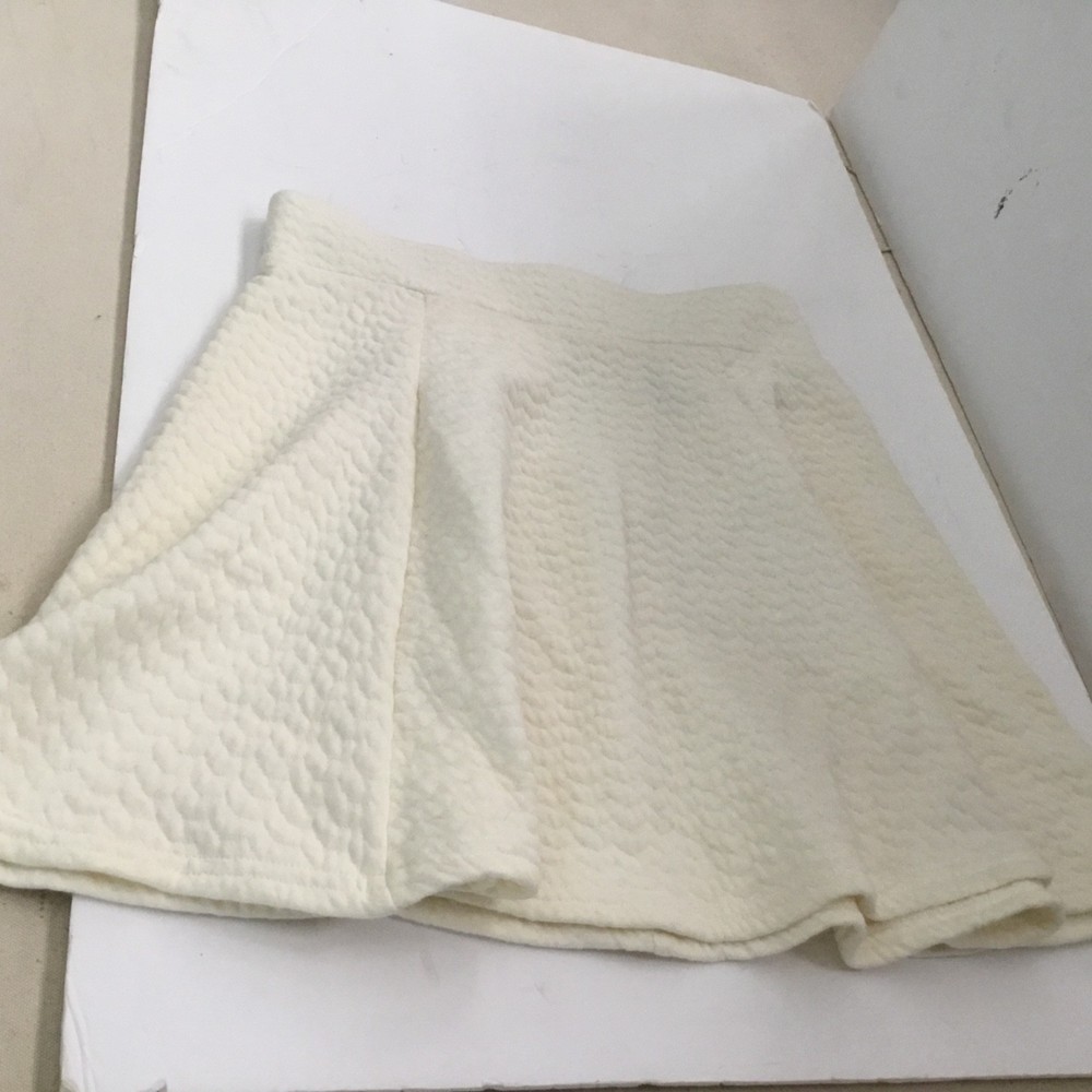 Divided cream skirt in size 4 - stylish and versatile