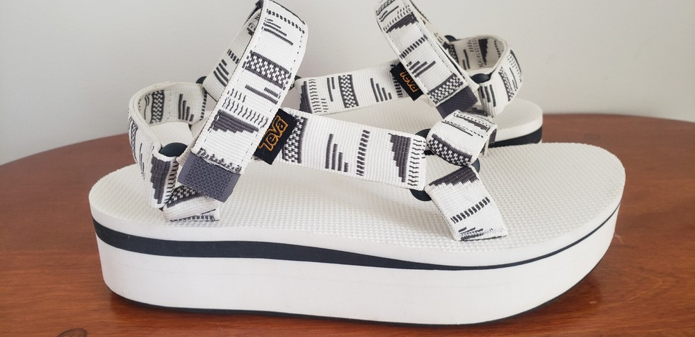 🌻TEVA Flatform Universal Platform Sandals Summer White Aztec Print Women Size 8