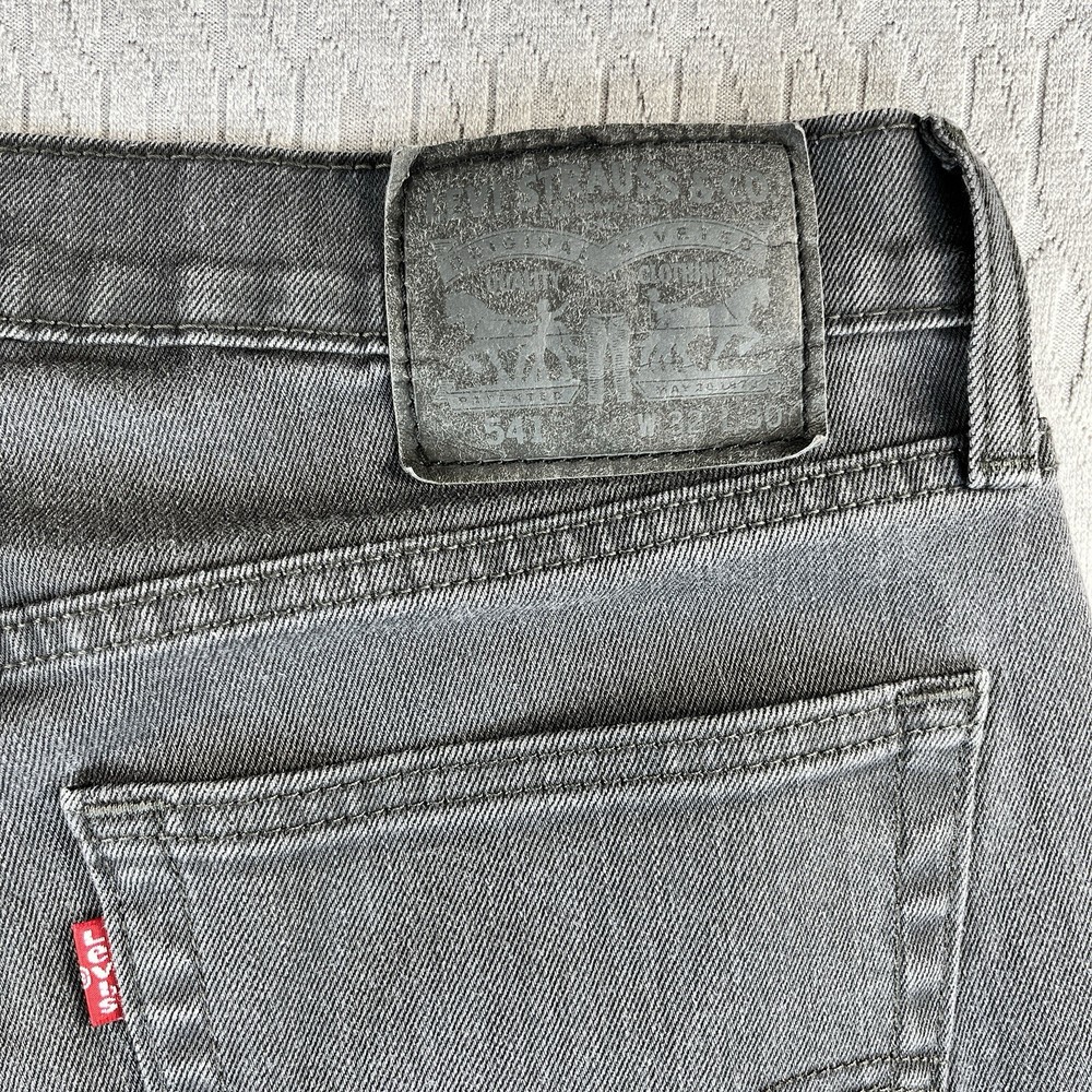 Levi’s 541 mens (32x30) Black slight tapered leg Faded outdoor denim jeans