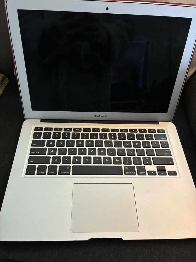 MacBook Air 13-inch Mid 2013 i5 Complete With Charger bundle