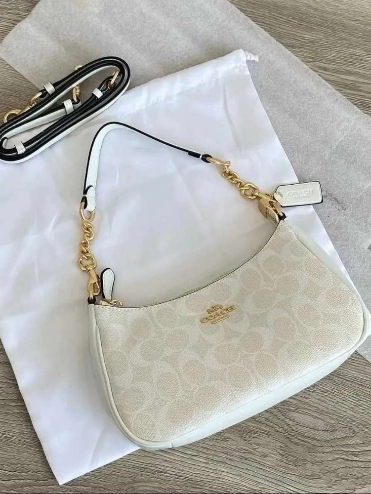 Coach Leather Shoulder Bag for Women – Stylish & Spacious