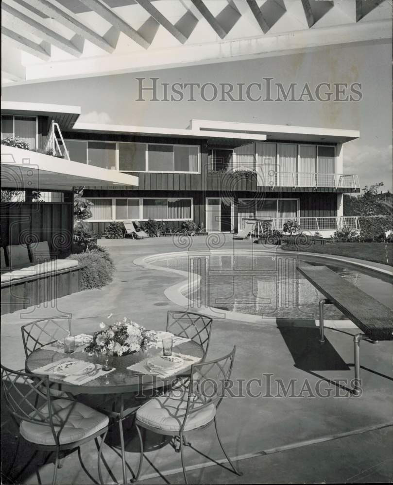 1953 Press Photo Exterior of Los Angeles area home of Vincent Hillyer and wife