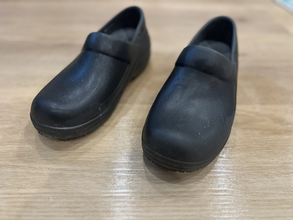 Crocs Black Dual Comfort Slip Resistant Clogs Work Shoe Women's Size 9