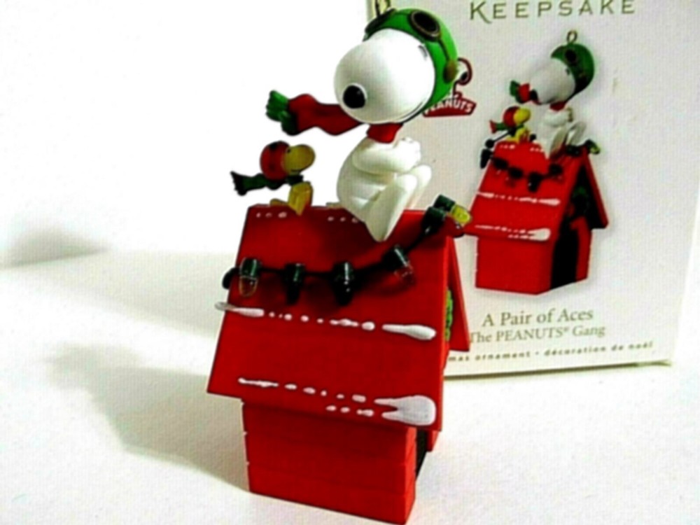 SNOOPY Charlie Brown Peanuts Hallmark Christmas Ornament Figurine 2010