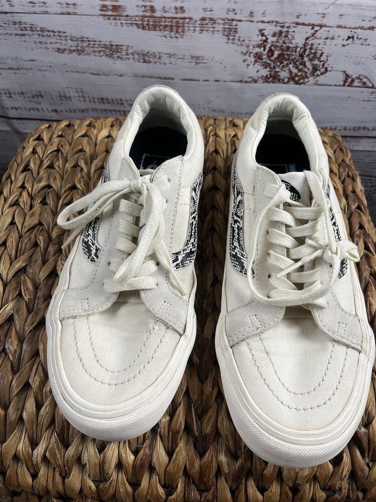 Vans Of The Walls Sneakers Men’s Sz 6.5 Women’s 8.0 White