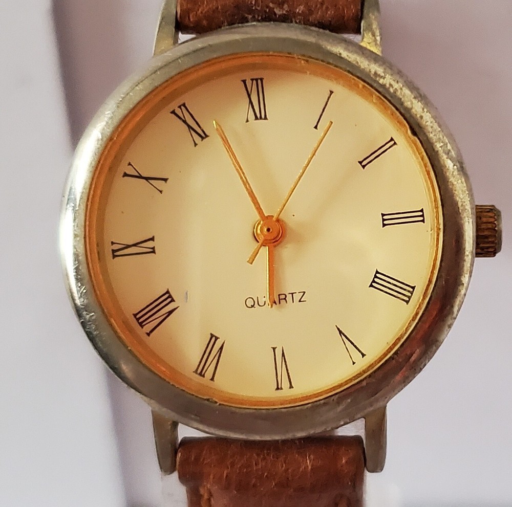 Stylish Ladies Quartz Watch Featuring a Classic Brown Leather Strap