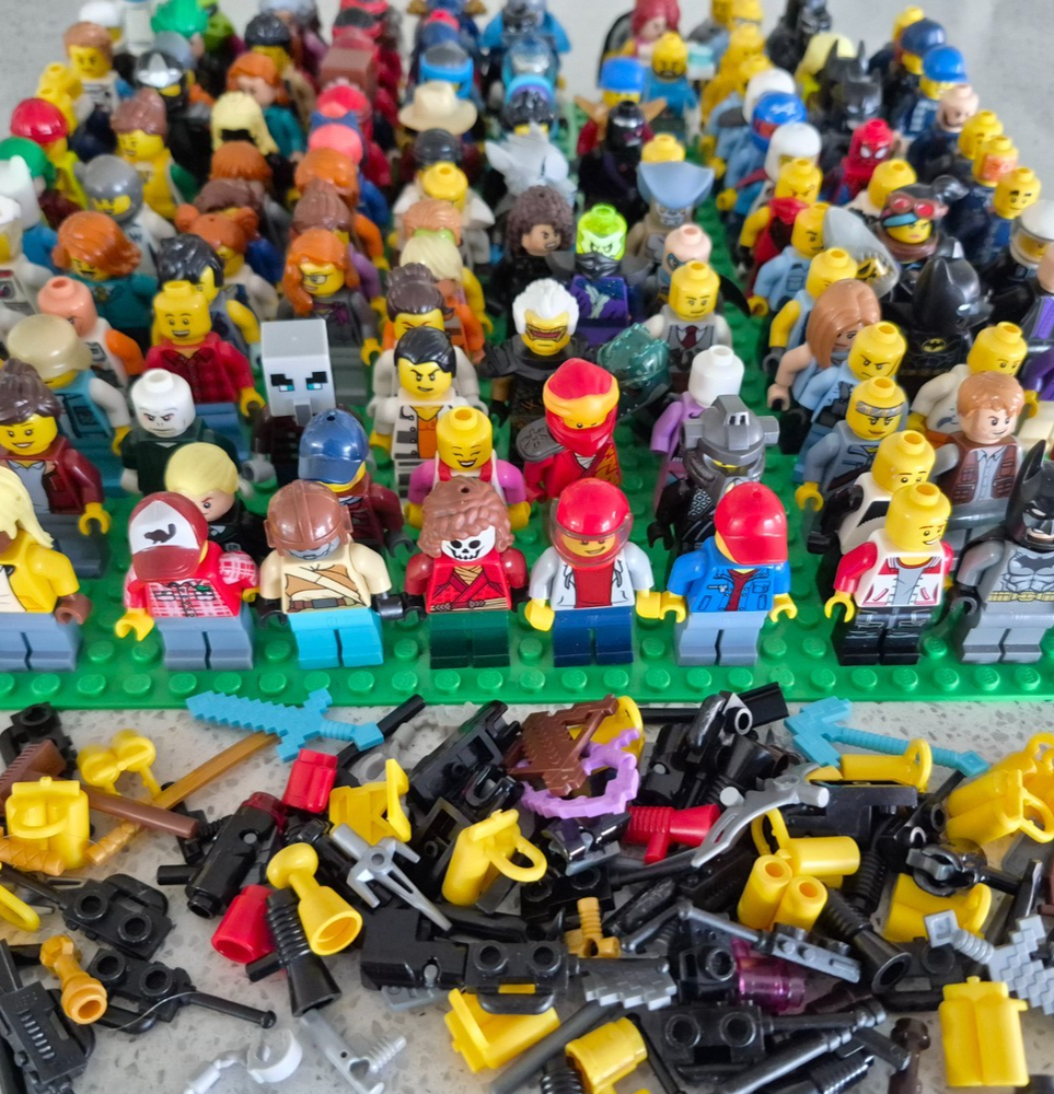 LEGO MINIFIGURES bulk Random Lot OF 10 MINIFIGURES CITY SPACE LOC CASTLE w/ 10 a