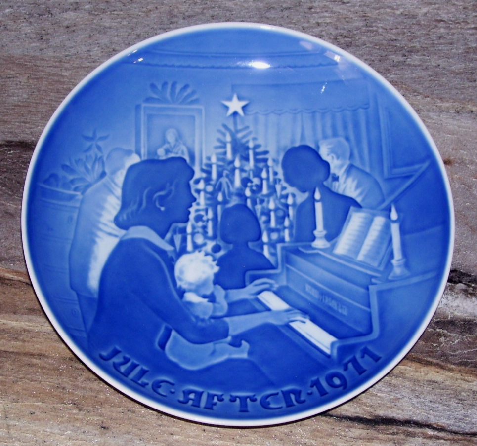 Bing & Grondahl 7.25 in. Christmas Plate Jule After 1971 Christmas at Home