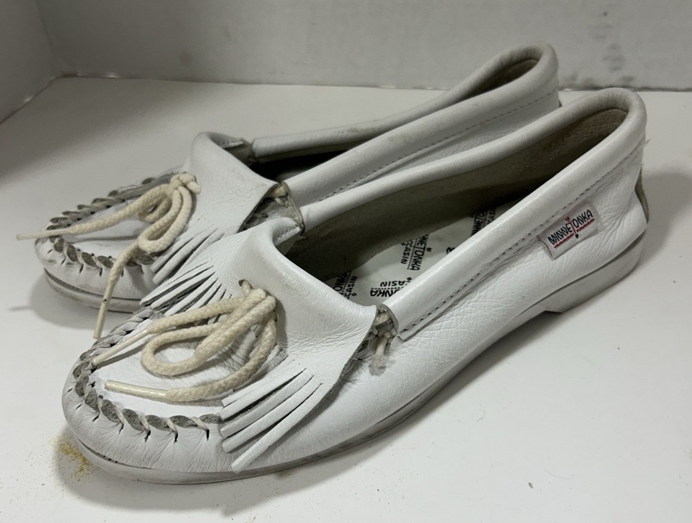 Minnetonka Women's Size 7 White Leather Moccasin Kilty Shoes READ