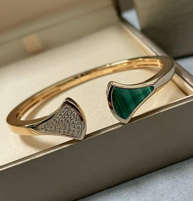 BVLGARI DIVAS 'DREAM Bracelet 18K Yellow Gold Malachite Diamond Bracelet size 18