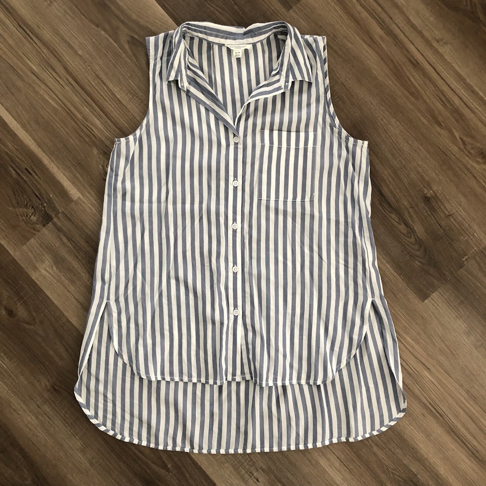 Beachlunchlounge blue and white sleeveless button down size mediu