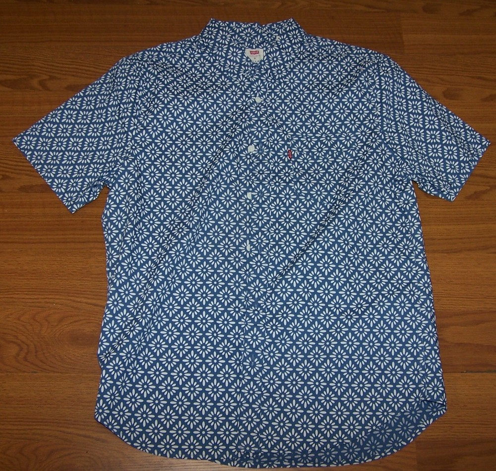 Size M Mens Standard Fit Button Front Short Sleeve Levi's Shirt