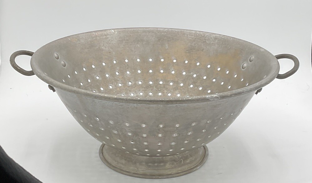 Vintage Wear-Ever Heavy Duty Aluminum Colander Strainer Metal Handles No 208 USA