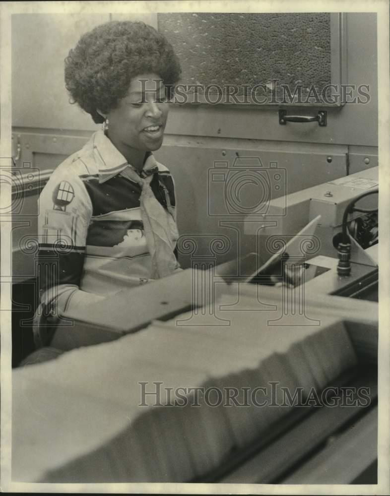 1975 Press Photo Postal worker sorting mail at the Post Office - noc09067