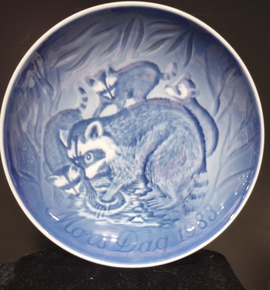 Vintage 1983 Mother's Day Raccoon & Babies Copenhagen Porcelain Figurine by Bing & Grondahl-image