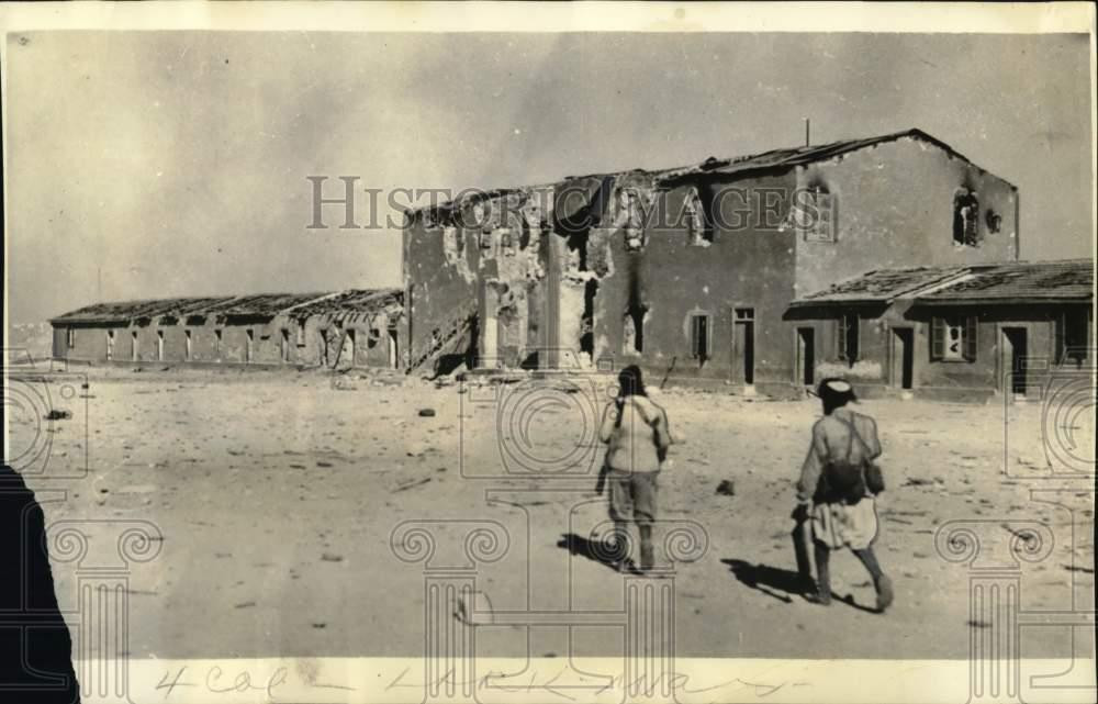 1940 Press Photo Italians study war-damaged building in Sidi Barrani, Egypt