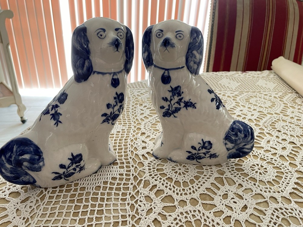 VINTAGE PAIR OF IRONSTONE STAFFORDSHIRE ENGLAND  FOO DOGS IN WHITE AND BLUE
