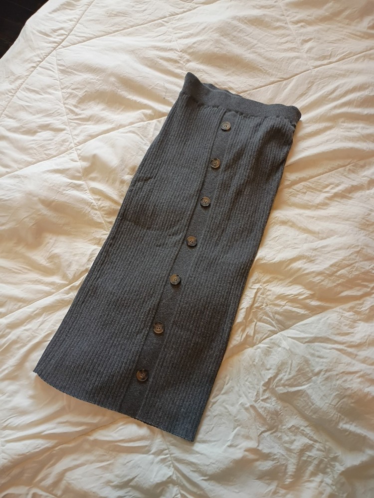Forever 21 Women's Gray Knited With Button's Pencil Midi Skirt Size Medium
