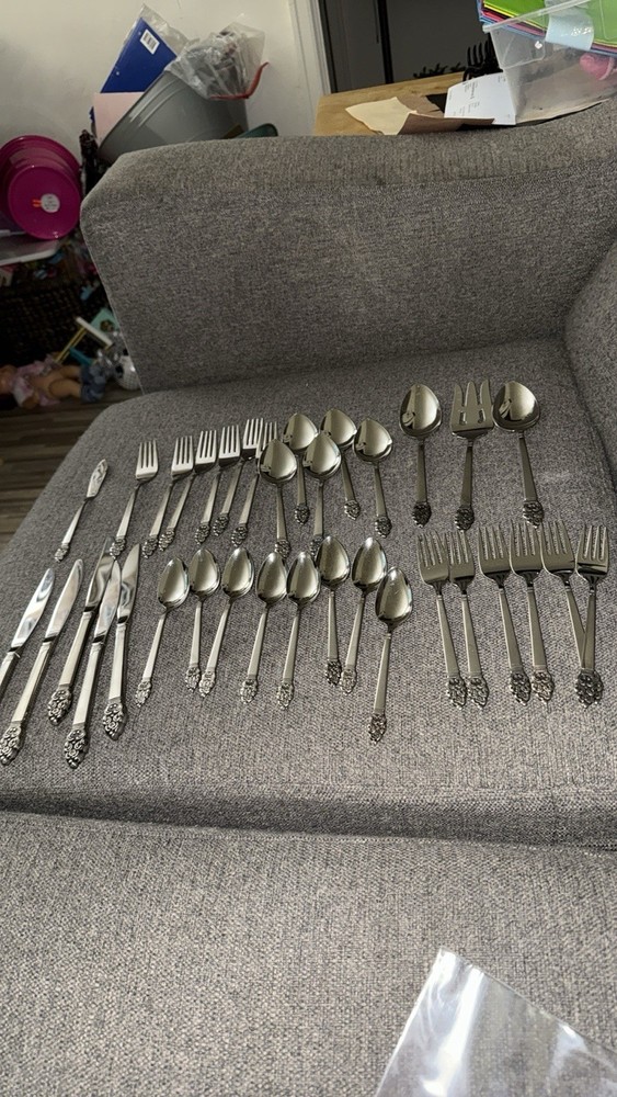 Oneida Plain Community Stainless Flatware Silverware - 34 Piece Set T24