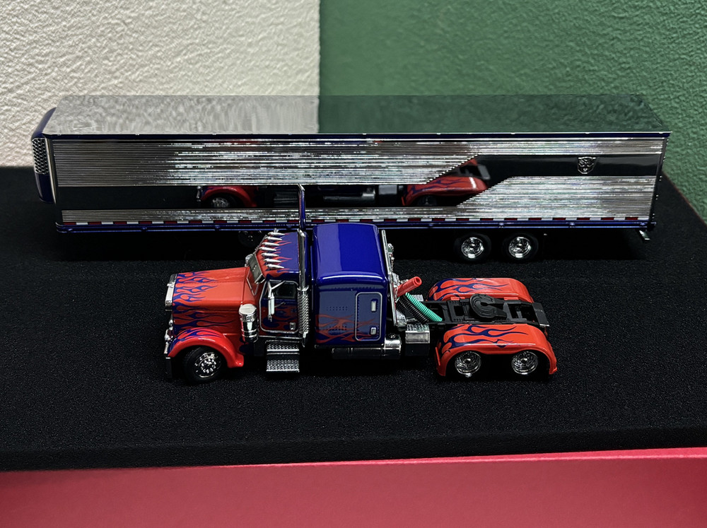 596 1:64 2025 Peterbilt Optimus Prime Truck Limited Edition